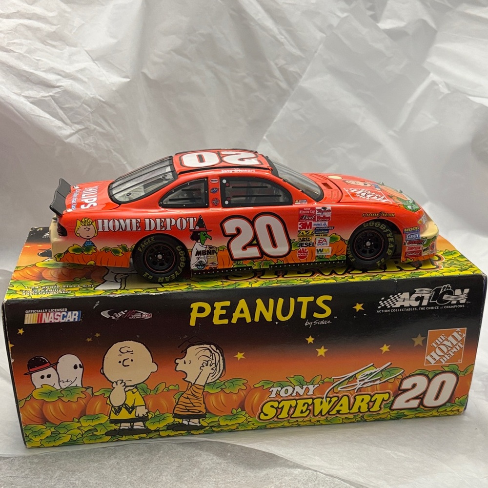 1:24 Diecast 20 Tony Stewart Peanuts It’s the Great Pumpkin NASCAR stock car